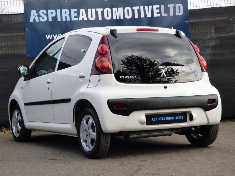 PEUGEOT 107