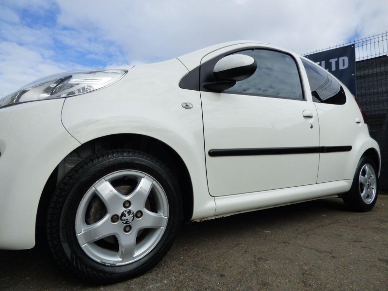 PEUGEOT 107