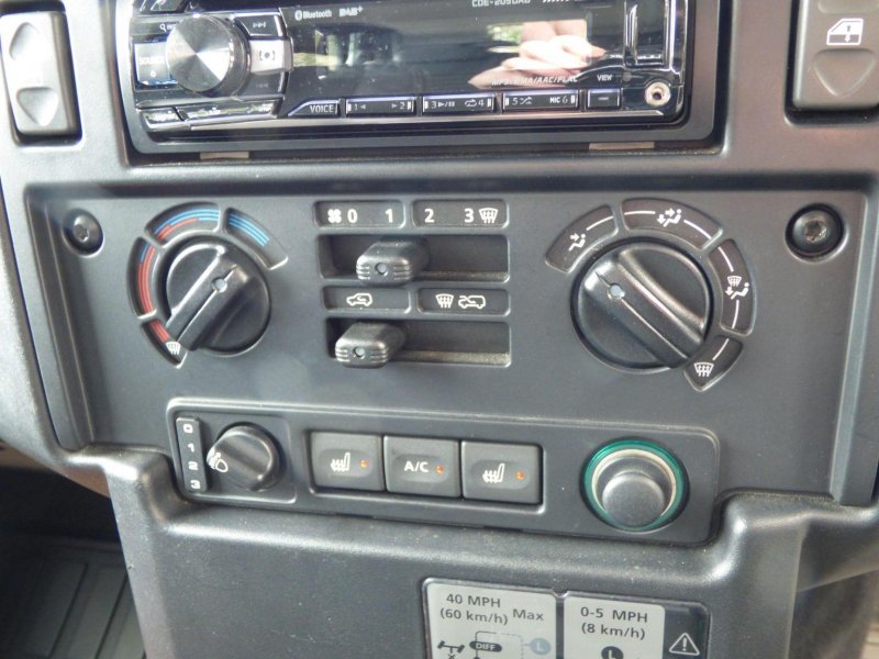 LAND ROVER DEFENDER 90