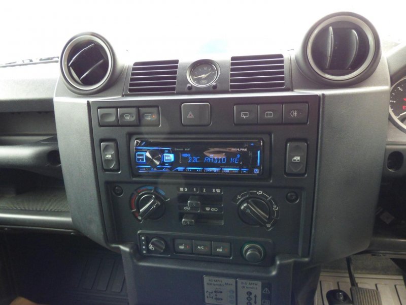 LAND ROVER DEFENDER 90