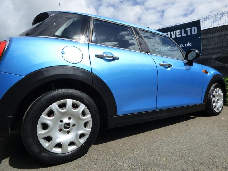 MINI HATCH