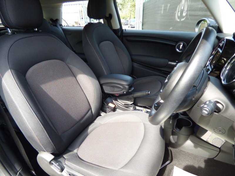 MINI HATCH