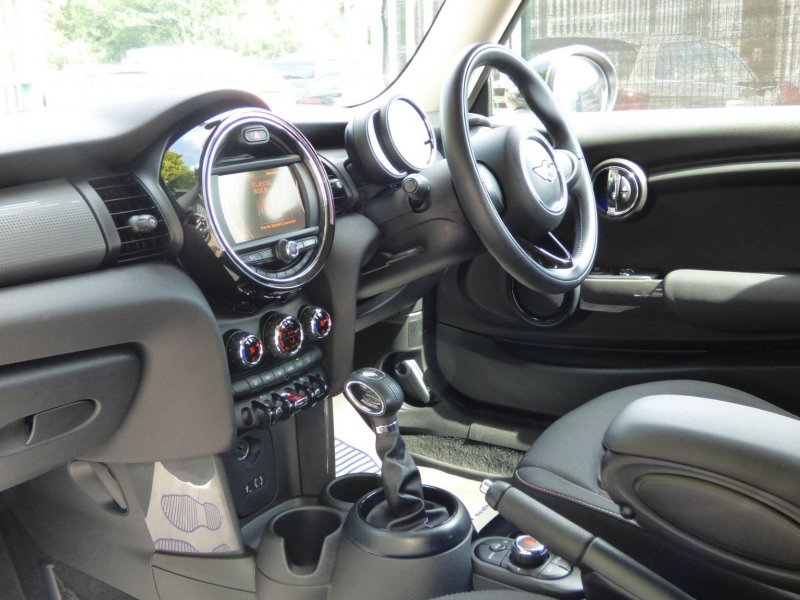 MINI HATCH