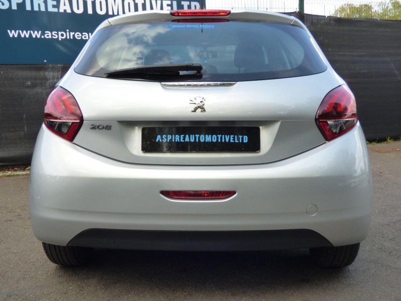 PEUGEOT 208