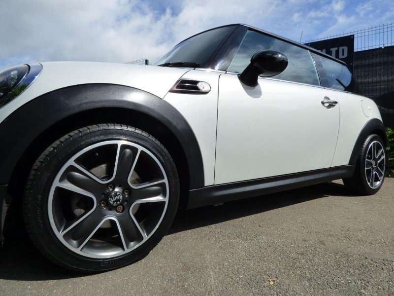 MINI HATCH