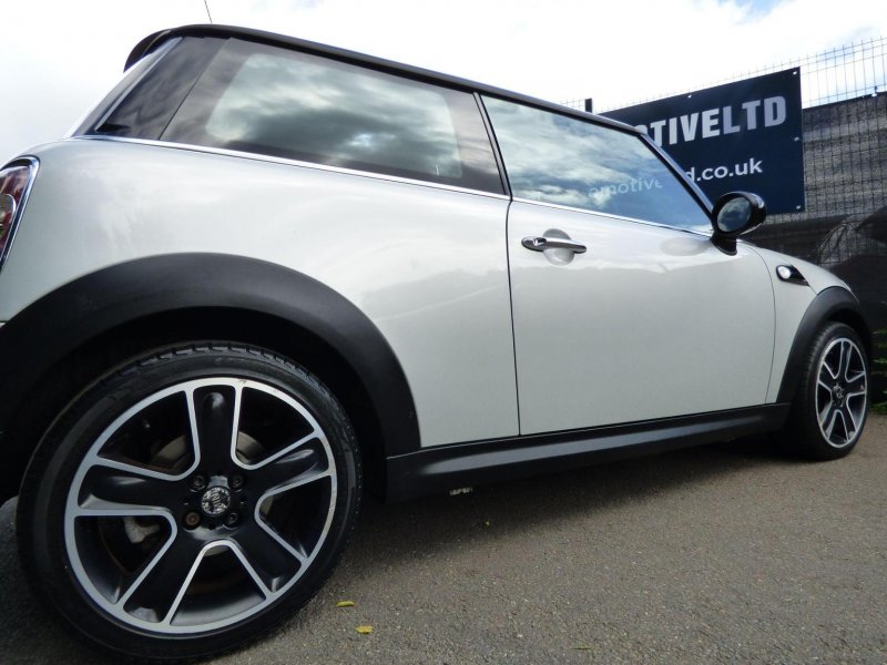 MINI HATCH