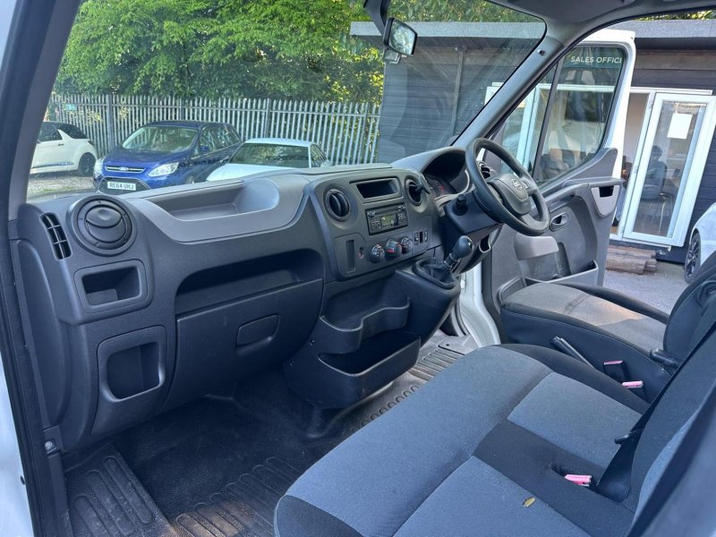 NISSAN NV400