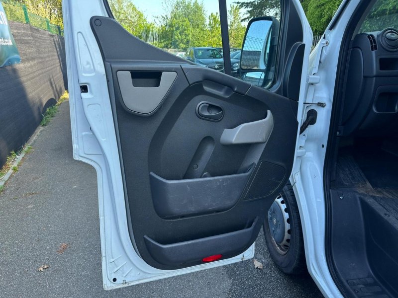NISSAN NV400